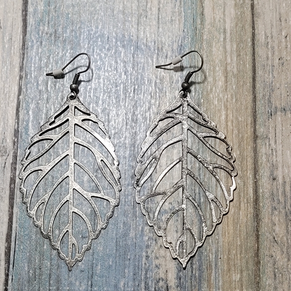 Jewelry - Cut out Leaf Drop Earrings.